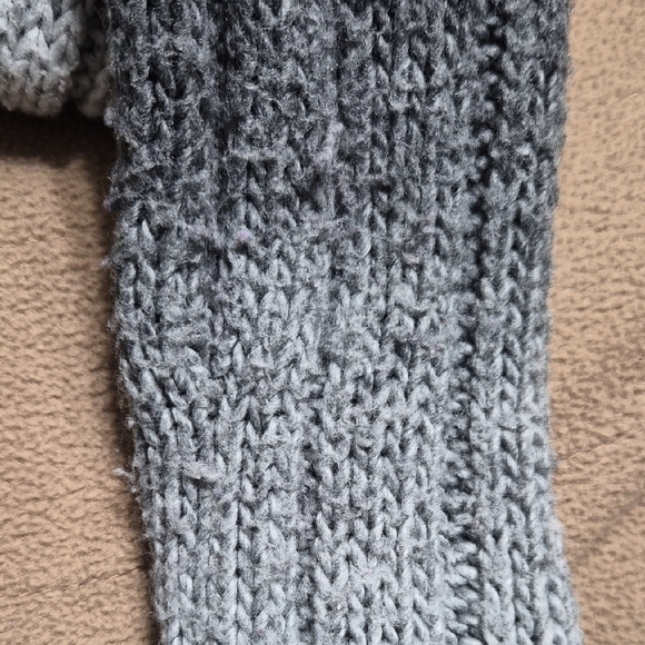 Arizona Jean Company Two Tone Gray Ombre V-Neck Sweater Size Medium - Picture 9 of 9